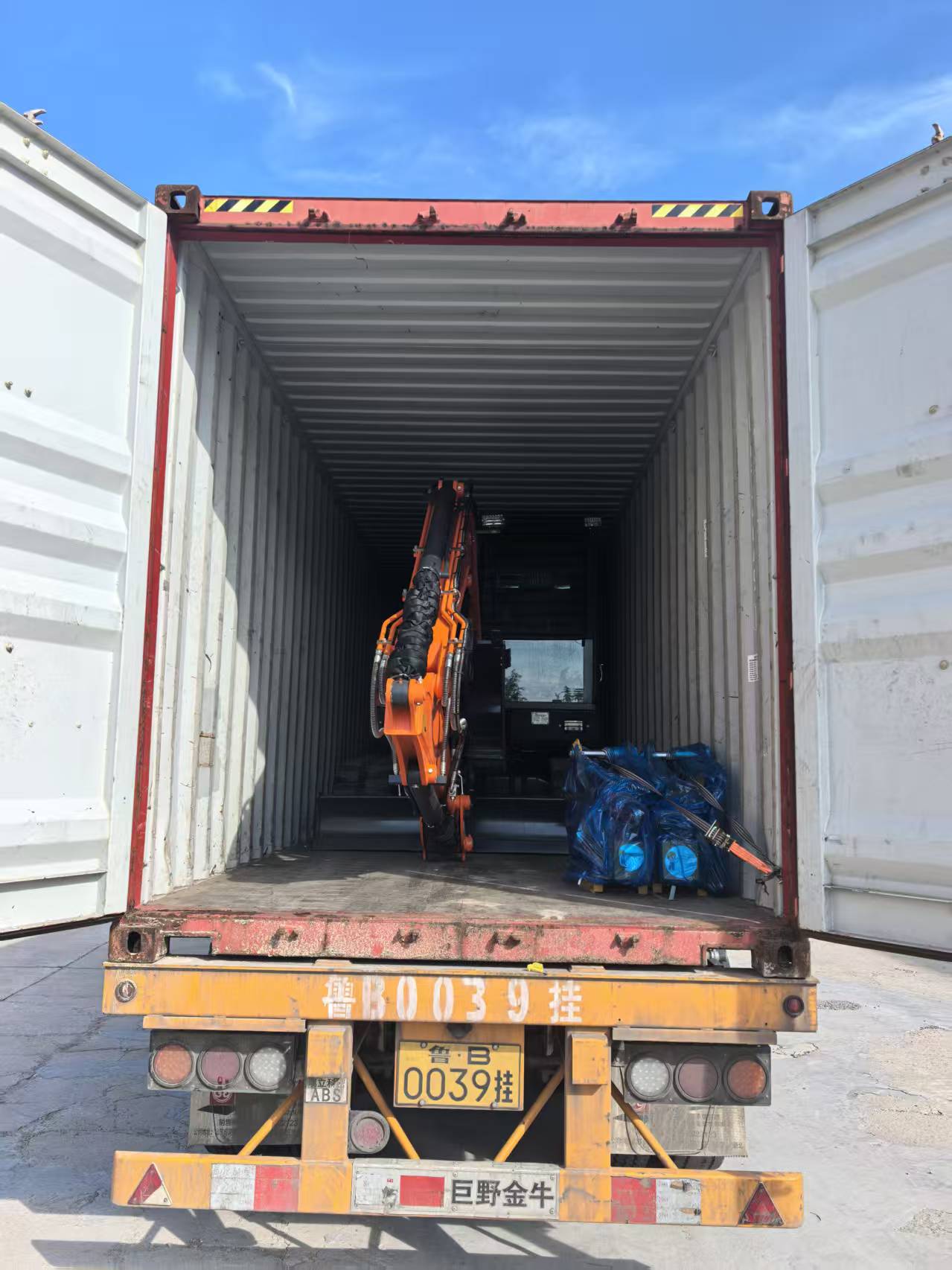 Zwei 6,5-Tonnen-Bagger wurden versandt