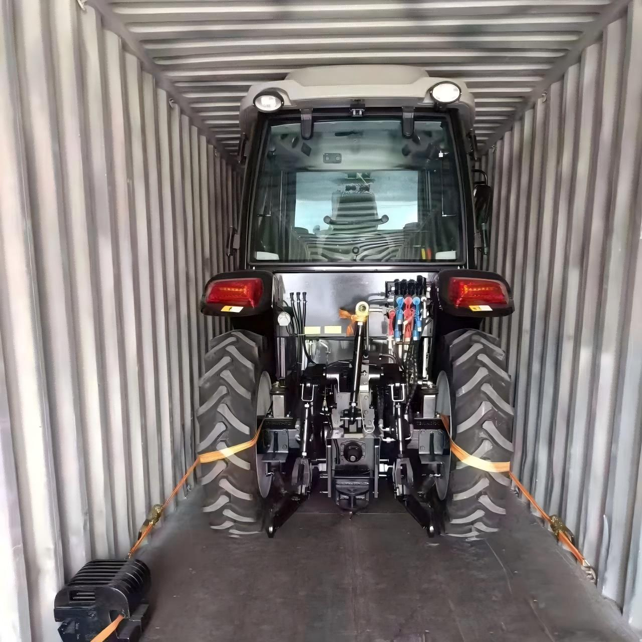 Der speziell für den panamaischen Kunden angepasste 50-PS-Traktor wurde geliefert.