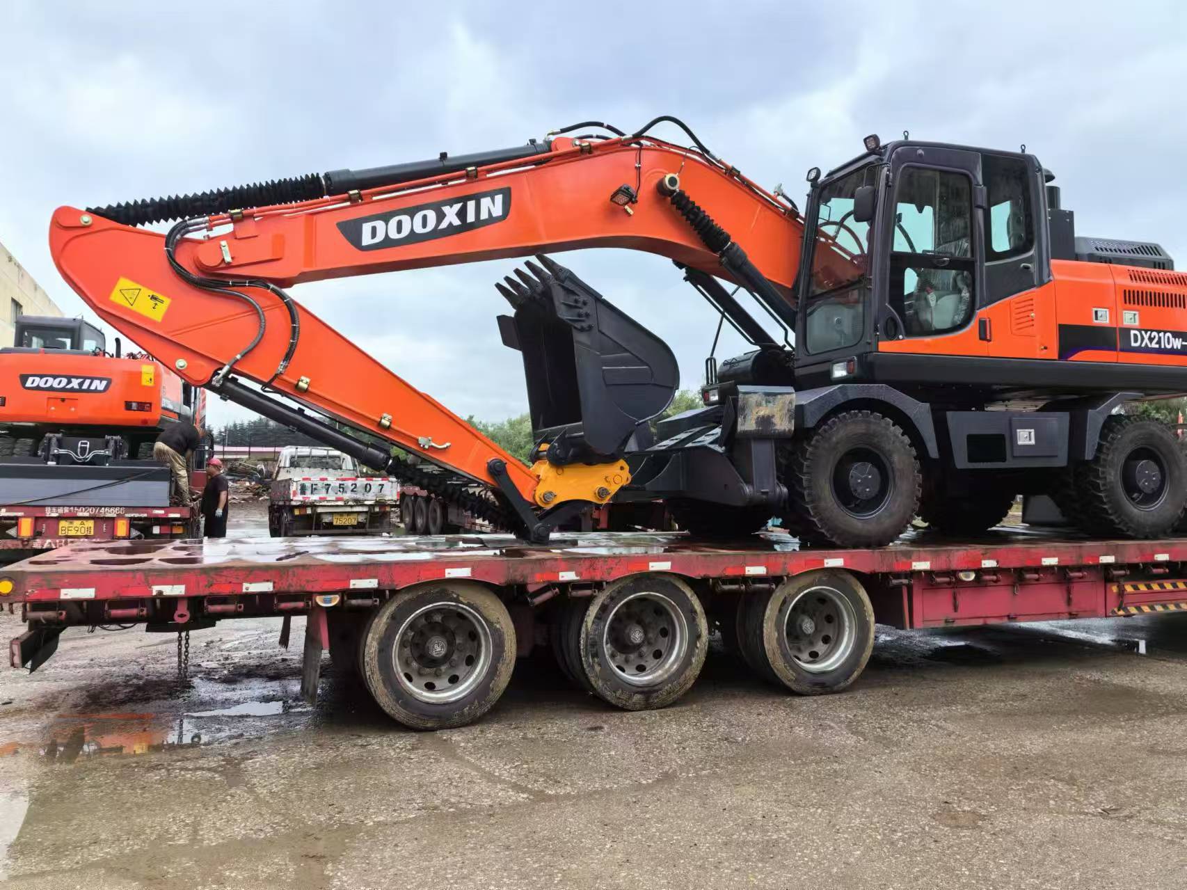 Der Mobilbagger DX210 wird in Chargen nach Afrika exportiert